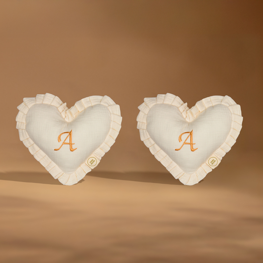 Διακοσμητικό Δέσιμο Κουρτίνας Καρδιά από Μουσελίνα – Εκρού Με Μονόγραμμα - HEBE KIDS HOME