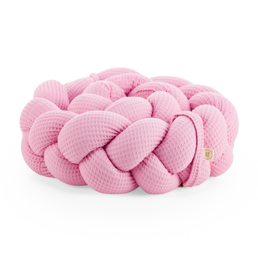 Τριπλή πάντα πλεξούδα σε ροζ χρώμα από βαμβακερό ύφασμα waffle, με χειροποίητη λεπτομέρεια και ετικέτα Hebe Home – ιδανική για βρεφικό κρεβάτι.