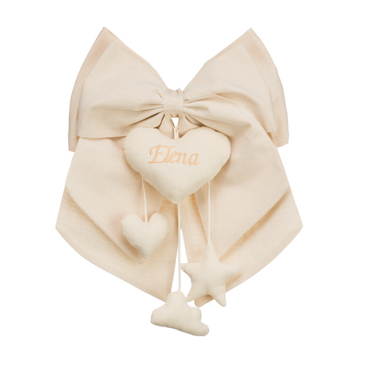 Διακοσμητικός φιόγκος τοίχου από βαμβακερή μουσελίνα με χρυσές λεπτομέρειες, προσωποποιημένος με όνομα με υφασμάτινα στοιχεία καρδιά, αστέρι και σύννεφο.