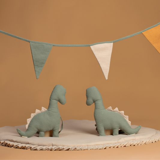 Χειροποίητο δέσιμο κουρτίνας σε σχήμα δεινόσαυρου από βαμβακερή μουσελίνα σε φυσική απόχρωση χακί – ιδανικό για παιδικό δωμάτιο.