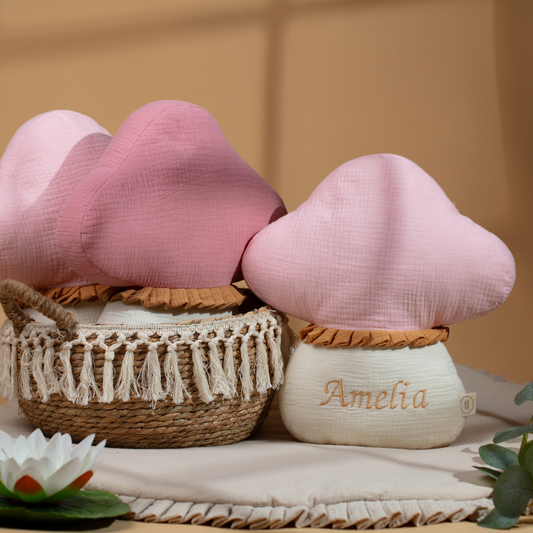 Μαξιλάρι μανιτάρι με κεντημένο όνομα κατασκευασμένο από βαμβακερή μουσελίνα – ιδανικό για προσωποποιημένο δώρο παιδιού.