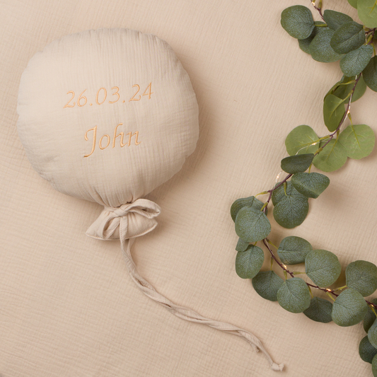 Προσωποποιημένο υφασμάτινο μπαλόνι τοίχου σε φυσική απόχρωση, κεντημένο με ημερομηνία και όνομα από βαμβακερή μουσελίνα – ιδανικό αναμνηστικό δώρο για γέννηση ή βάπτιση