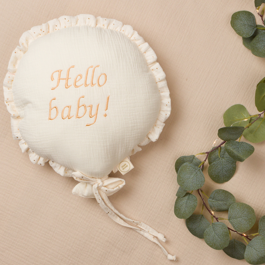 Χειροποίητο υφασμάτινο διακοσμητικό μπαλόνι τοίχου σε εκρού χρώμα, με κεντημένη προσωποποιημένη φράση “Hello baby!” και ρομαντικό φραμπαλά, από βαμβακερή μουσελίνα – ιδανικό για βρεφική διακόσμηση»