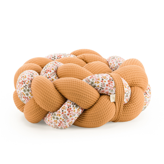 Τριπλή πάντα πλεξούδα σε camel / floral χρώμα από βαμβακερό ύφασμα waffle, με χειροποίητη λεπτομέρεια και ετικέτα Hebe Home – ιδανική για βρεφικό κρεβάτι.
