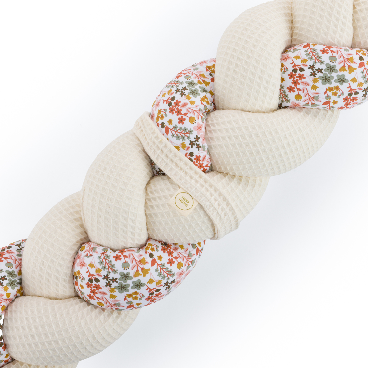 Τριπλή πάντα πλεξούδα σε cream / floral χρώμα από βαμβακερό ύφασμα waffle, με χειροποίητη λεπτομέρεια και ετικέτα Hebe Home – ιδανική για βρεφικό κρεβάτι.