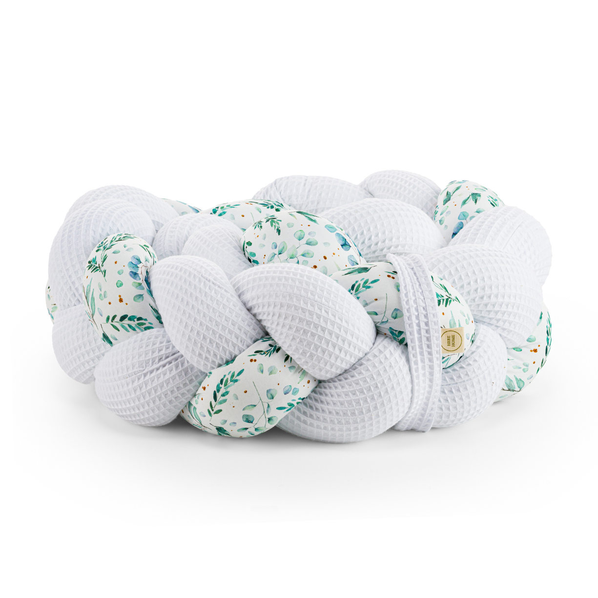 Τριπλή πάντα πλεξούδα σε white / floral χρώμα από βαμβακερό ύφασμα waffle, με χειροποίητη λεπτομέρεια και ετικέτα Hebe Home – ιδανική για βρεφικό κρεβάτι.