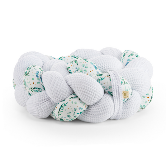 Τριπλή πάντα πλεξούδα σε white / floral χρώμα από βαμβακερό ύφασμα waffle, με χειροποίητη λεπτομέρεια και ετικέτα Hebe Home – ιδανική για βρεφικό κρεβάτι.