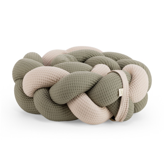 Τριπλή πάντα πλεξούδα σε μπέζ / Χακί χρώμα από βαμβακερό ύφασμα waffle, με χειροποίητη λεπτομέρεια και ετικέτα Hebe Home – ιδανική για βρεφικό κρεβάτι.