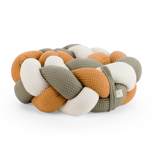 Τριπλή πάντα πλεξούδα σε κάμελ / εκρού / χακί χρώμα από βαμβακερό ύφασμα waffle, με χειροποίητη λεπτομέρεια και ετικέτα Hebe Home – ιδανική για βρεφικό κρεβάτι.