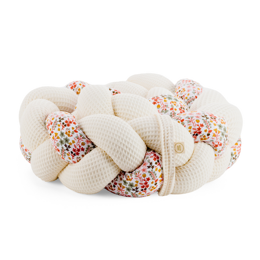 Τριπλή πάντα πλεξούδα σε cream / floral χρώμα από βαμβακερό ύφασμα waffle, με χειροποίητη λεπτομέρεια και ετικέτα Hebe Home – ιδανική για βρεφικό κρεβάτι.