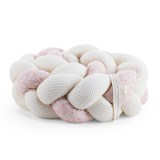 Τριπλή πάντα πλεξούδα σε cream / salmon blossom χρώμα από βαμβακερό ύφασμα waffle, με χειροποίητη λεπτομέρεια και ετικέτα Hebe Home – ιδανική για βρεφικό κρεβάτι.