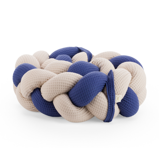 Τριπλή πάντα πλεξούδα σε μπέζ / μπλέ χρώμα από βαμβακερό ύφασμα waffle, με χειροποίητη λεπτομέρεια και ετικέτα Hebe Home – ιδανική για βρεφικό κρεβάτι.