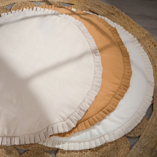 Στρογγυλό παιδικό χαλάκι playmat σε κάμελ χρώμα από βαμβακερή μουσελίνα με διακοσμητικό βολάν περιμετρικά