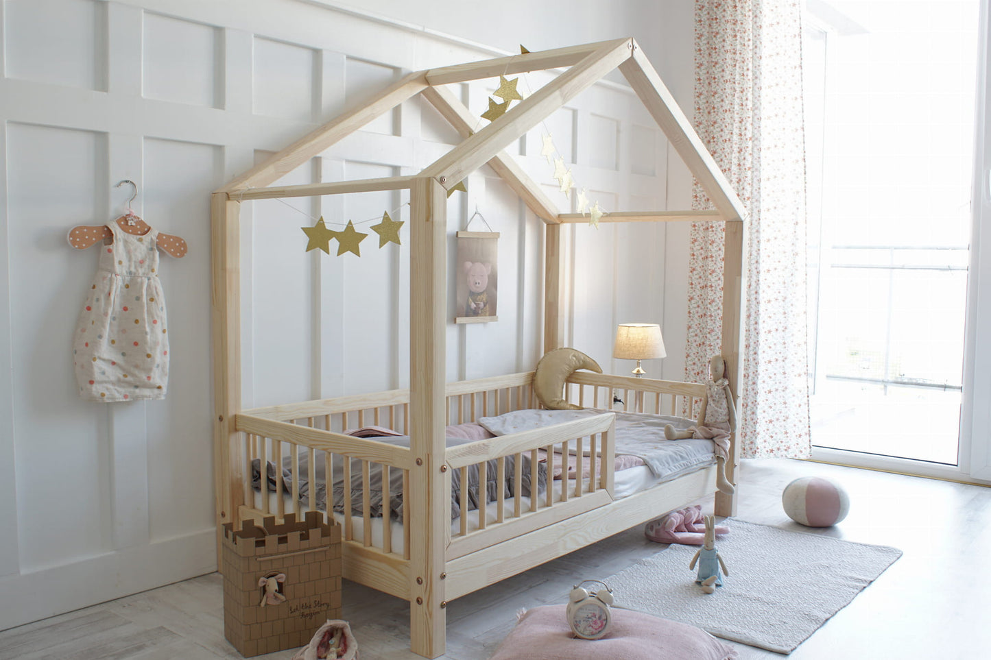 HouseBed | Μοντεσσόρι Παιδικό Κρεβάτι Σπιτάκι με προστατευτικό στρογγυλό κάγκελο σε φυσικό ξύλο -10% έκπτωση στο στρώμα - HEBE KIDS HOME