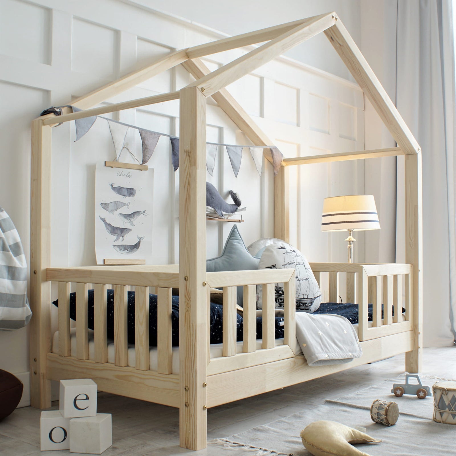 HouseBed Duo| Μοντεσσόρι Παιδικό Κρεβάτι Σπιτάκι με προστατευτικό κάγκελο σε φυσικό ξύλο -10% έκπτωση στο στρώμα - HEBE KIDS HOME