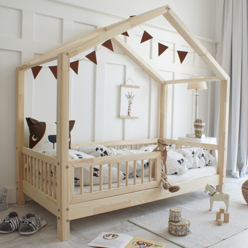 HouseBed | Μοντεσσόρι Παιδικό Κρεβάτι Σπιτάκι με προστατευτικό στρογγυλό κάγκελο σε φυσικό ξύλο -10% έκπτωση στο στρώμα - HEBE KIDS HOME