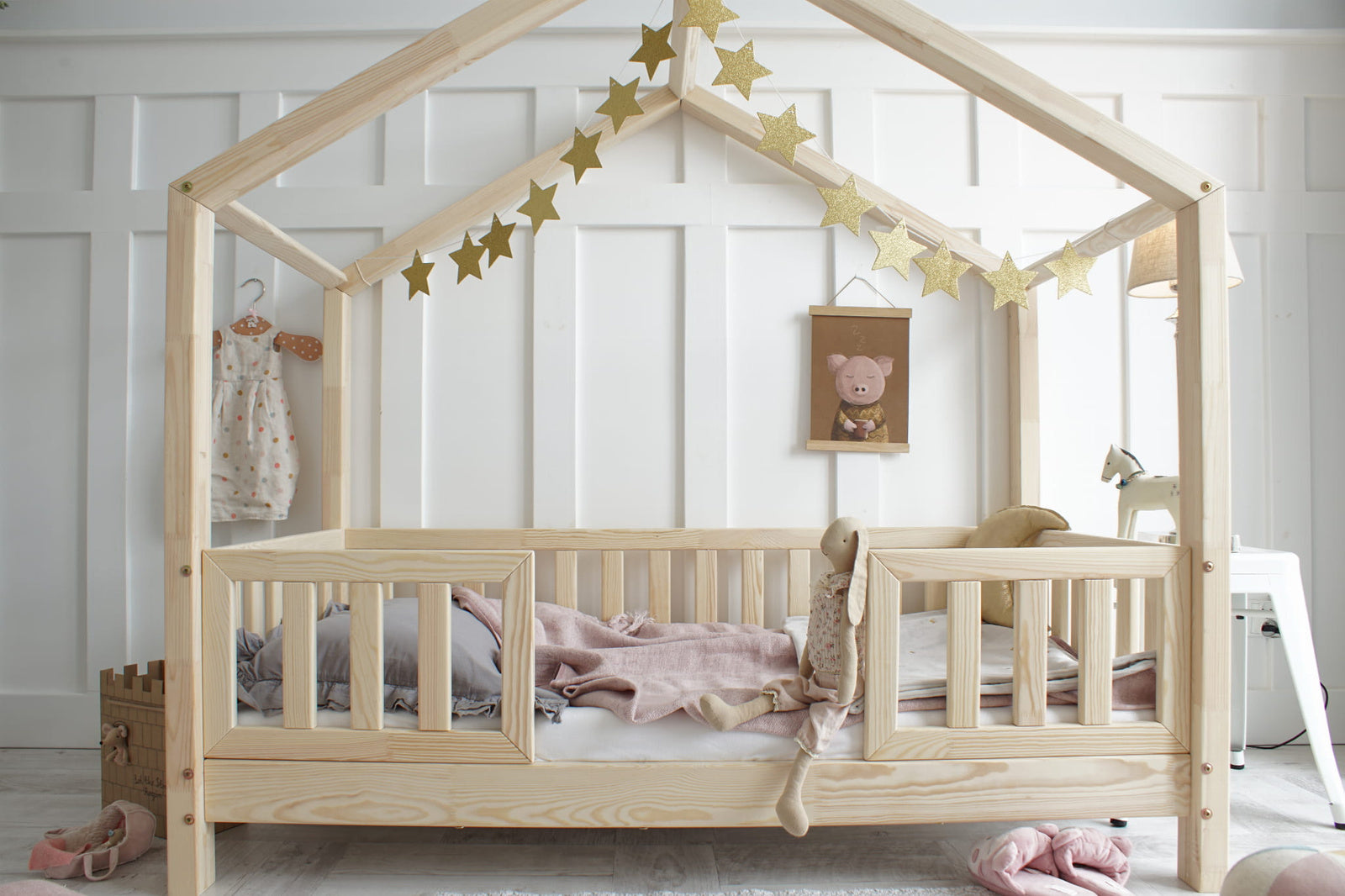 HouseBed Duo| Μοντεσσόρι Παιδικό Κρεβάτι Σπιτάκι με προστατευτικό κάγκελο σε φυσικό ξύλο -10% έκπτωση στο στρώμα - HEBE KIDS HOME