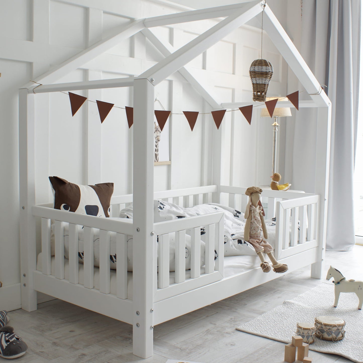 HouseBed Duo | Μοντεσσόρι Παιδικό Κρεβάτι Σπιτάκι με προστατευτικό κάγκελο σε λευκό χρώμα -10% έκπτωση στο στρώμα - HEBE KIDS HOME