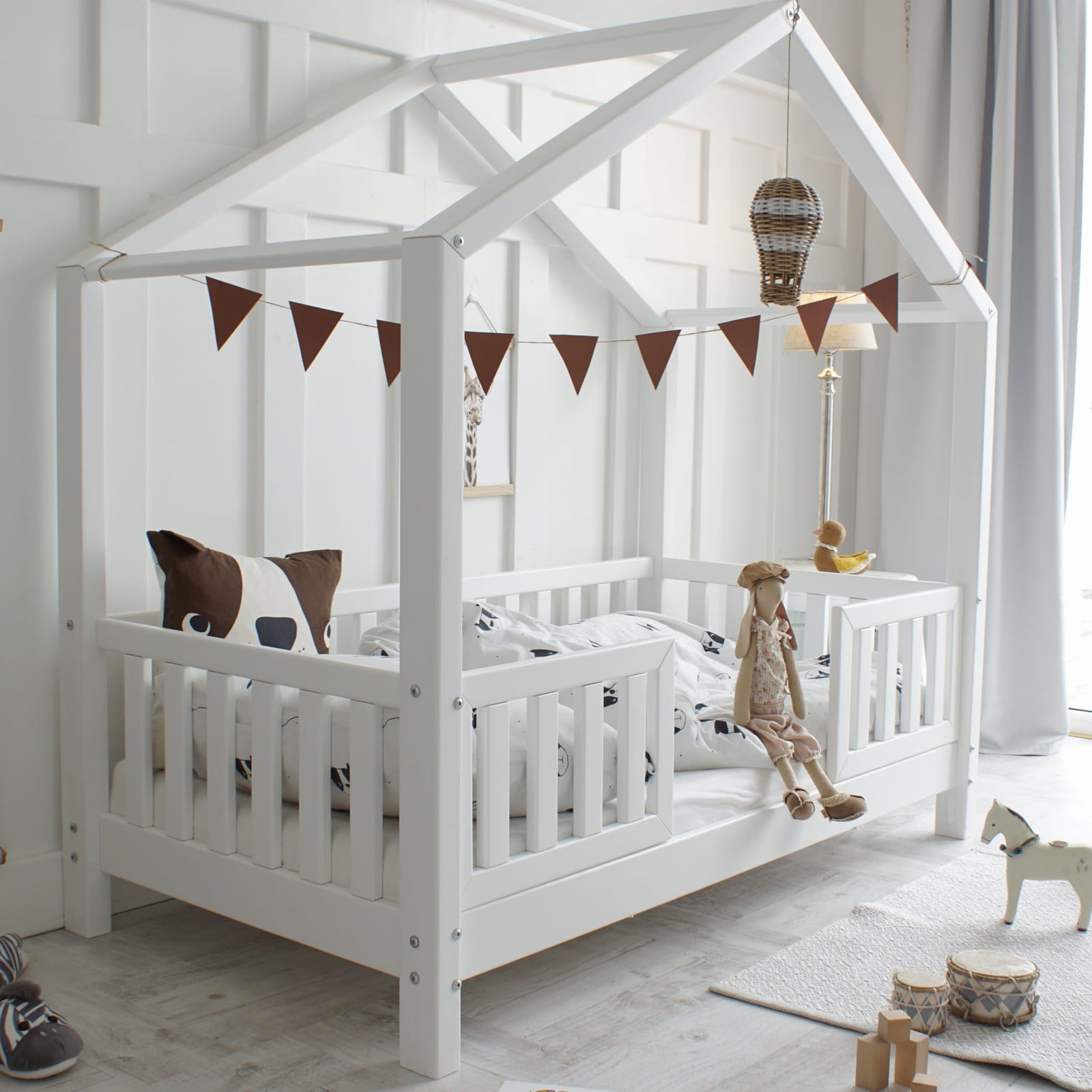 HouseBed Duo | Μοντεσσόρι Παιδικό Κρεβάτι Σπιτάκι με προστατευτικό κάγκελο σε λευκό χρώμα -10% έκπτωση στο στρώμα - HEBE KIDS HOME