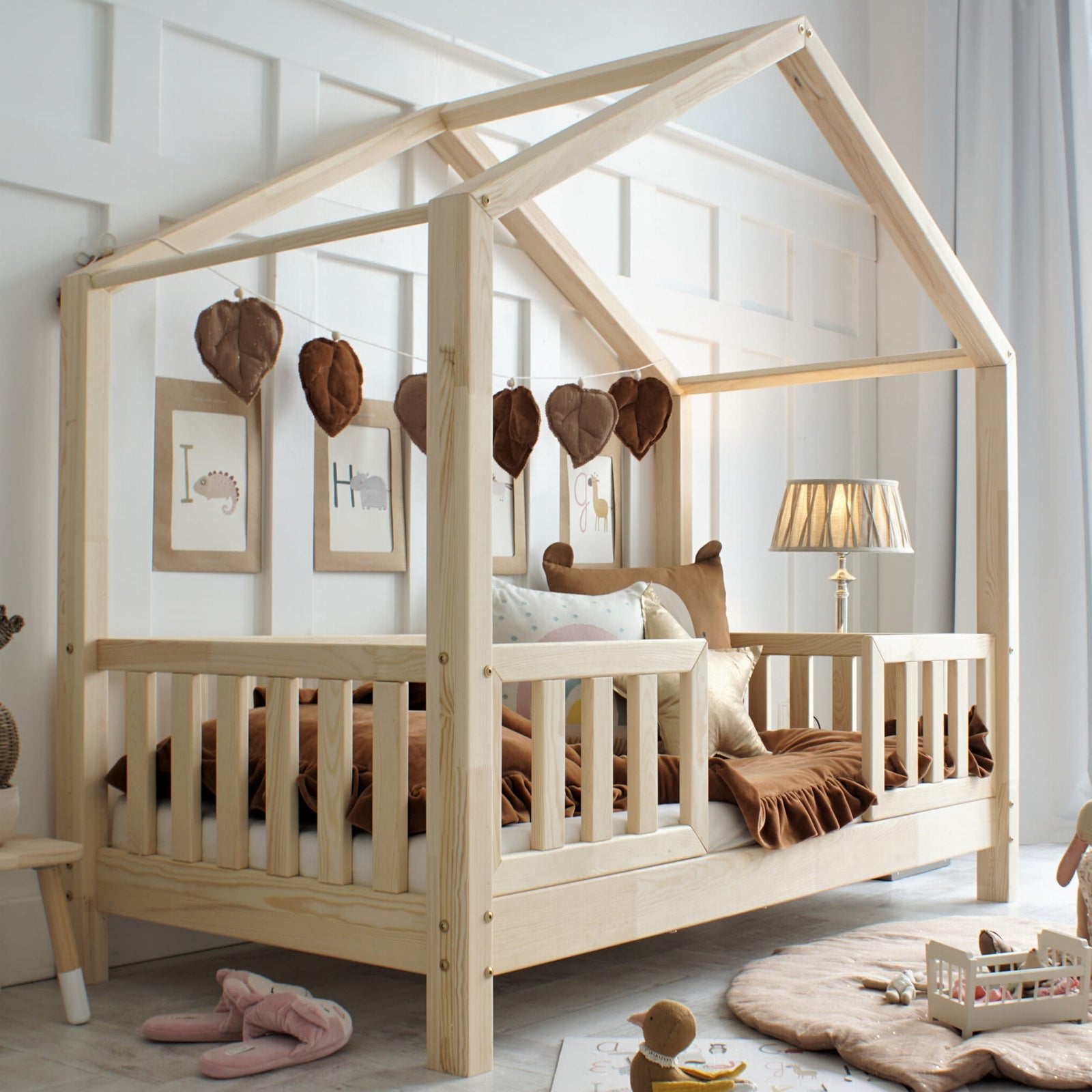HouseBed Duo| Μοντεσσόρι Παιδικό Κρεβάτι Σπιτάκι με προστατευτικό κάγκελο σε φυσικό ξύλο -10% έκπτωση στο στρώμα - HEBE KIDS HOME