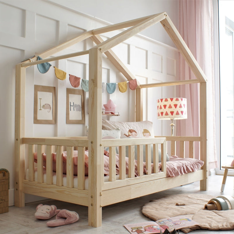 HouseBed | Μοντεσσόρι Παιδικό Κρεβάτι Σπιτάκι με προστατευτικό κάγκελο σε φυσικό ξύλο -10% έκπτωση στο στρώμα - HEBE KIDS HOME
