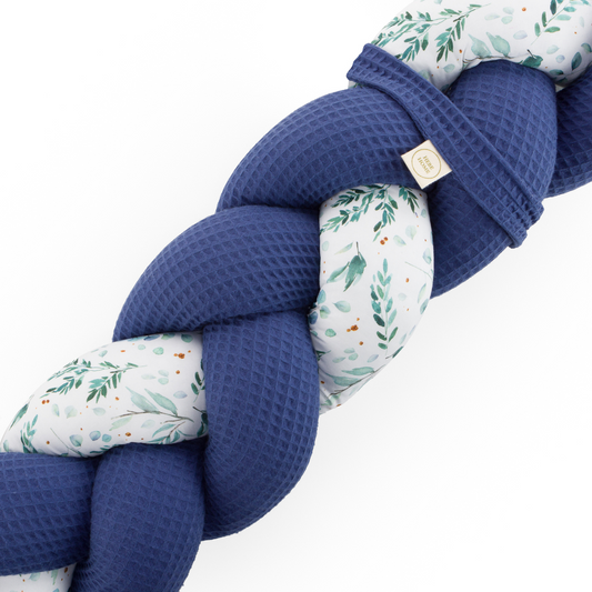 Τριπλή πάντα πλεξούδα σε blue / floral χρώμα από βαμβακερό ύφασμα waffle, με χειροποίητη λεπτομέρεια και ετικέτα Hebe Home – ιδανική για βρεφικό κρεβάτι.