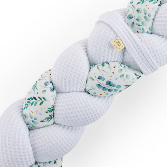 Τριπλή πάντα πλεξούδα σε white/ floral χρώμα από βαμβακερό ύφασμα waffle, με χειροποίητη λεπτομέρεια και ετικέτα Hebe Home – ιδανική για βρεφικό κρεβάτι.